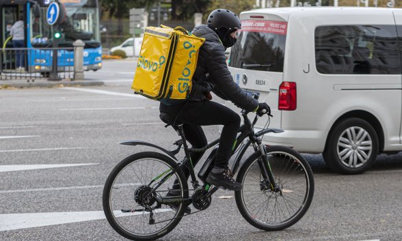 Glovo acorralada en Espa a anuncia el cierre de sus sup