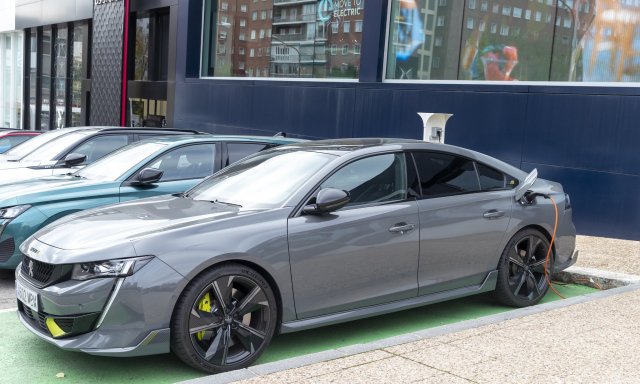 El coche eléctrico no sólo es más caro y afronta problemas como la falta de ayudas eficaces y el fuerte retraso en el despliegue de puntos de recarga, también técnicos y de seguridad,... y encima contamina más