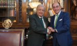 AMLO celebra la 'huida' de Iberdrola de México en su reunión con Galán, ambos con corbata verde, aunque de distinta tonalidad