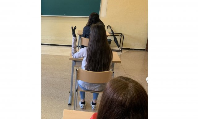 La profesora se negó a reconocer sus demandas y continuó sin llamarlas por los pronombres que ellas habían elegido, en cambio, usó el femenino, argumentando que si alguna alumna deseaba que se le asignara un pronombre distintos al de su sexo biológico, tendría que consultarlo primero con los padres