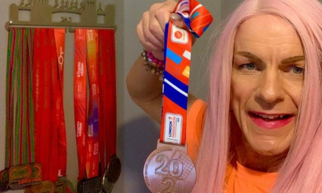 Glenique Frank, de 54 años, de Northamptonshire, se inscribió en la categoría femenina en la carrera popular de Londres