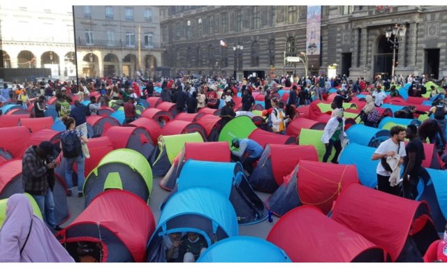 El presidente francés Emmanuel Macron ha ordenado desalojar la Plaza de la Concordia, donde se habían 'acomodado' cientos de... primero dijeron refugiados, luego inmigrantes ilegales.