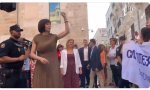 Hasta las Cortes de Valencia se fueron manifestantes feministas, ojo, animadas, en plan 'hooligan', por la conocida ministra venusiana, titular de Investigación, Diana Morant