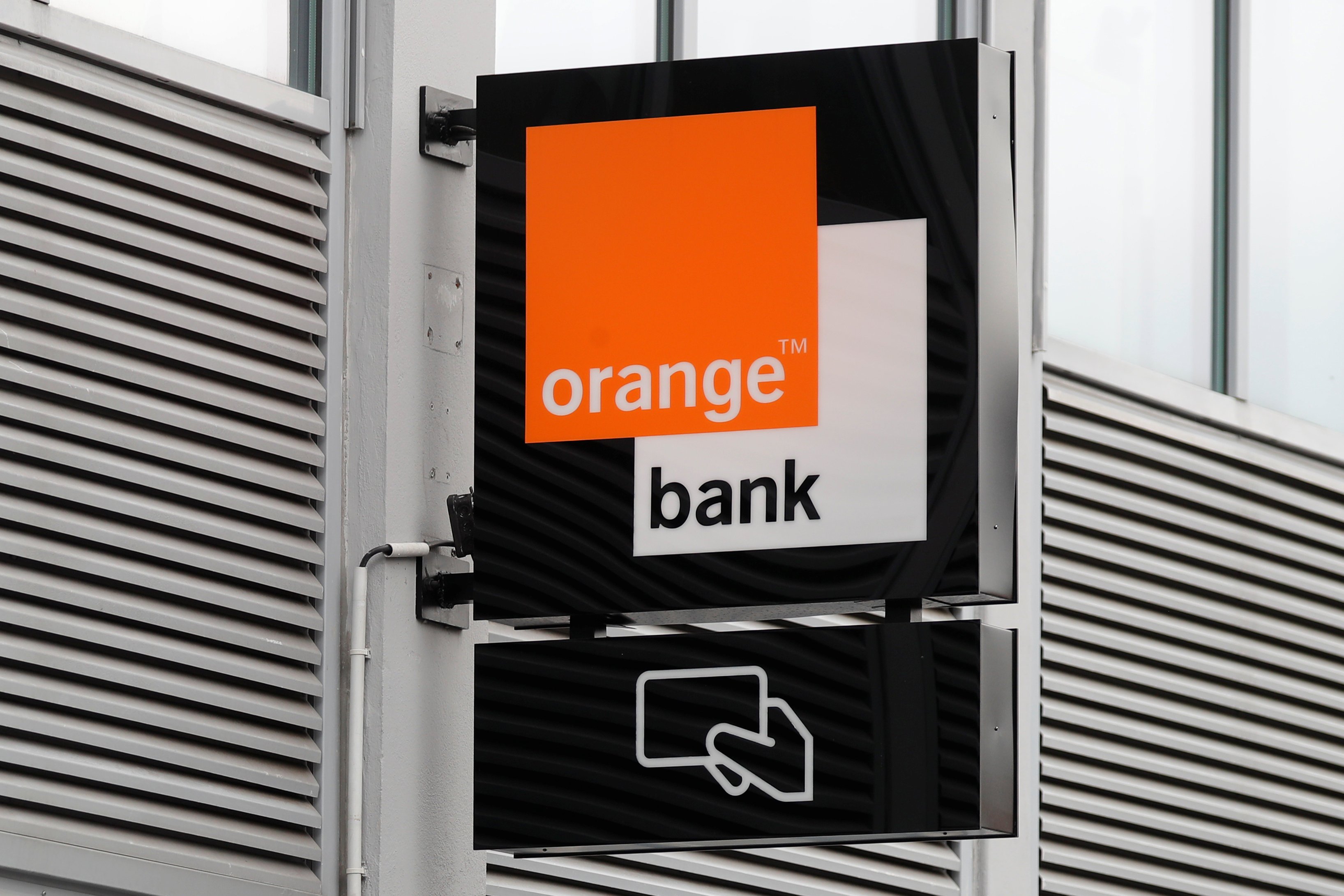 Orange bank. Апельсин банк. Банк оранжевый. Банка с апельсинами. Оранжевый логотип банка.