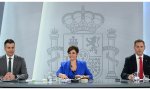 Salen a escena la portavoz Isabel Rodríguez, rodeada de los ministros por un día, el titular de Industria, Héctor Gómez y el de Sanidad, José Manuel Miñones