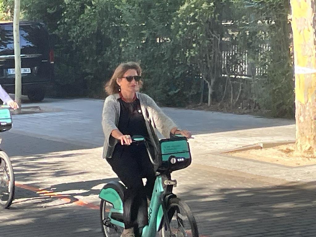 Teresa Ribera, en bicicleta..., eléctrica, por supuesto, por las calles de Valladolid, tras haber viajado en el contaminante Falcon desde Madrid