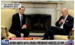 Otro 'vetustatis lapsus': Biden se reúne con el presidente de Israel, intenta sin éxito leer un papel que le escribió su equipo de prensa... y el mandatario israelí queda sorprendido por la actitud de  'Yayoyou'