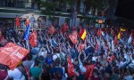 "No pasarán", fue el grito con el que los militantes congregados en la calle Ferraz de Madrid saludaron a su líder