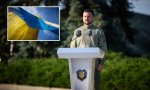 El presidente de Ucrania, Volodímir Zelensky, subraya que dicha bandera azul y amarilla es “nuestra confianza en que ondeará definitivamente donde le corresponda por derecho: en todo nuestro territorio soberano”