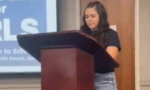 Sophia Lorey daba una charla —dentro del evento ‘Foro sobre el deporte justo y seguro para niñas’— en una biblioteca en Davis (California, EEUU)