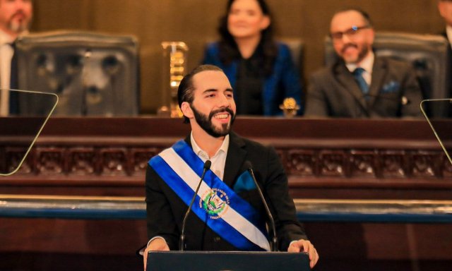 A Nayib Bukele el pueblo le aplaude... igualito que a Sánchez