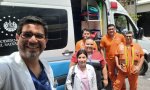 En primer plano, el Dr. Mario López Saca, salvadoreño especialista en cuidados paliativos, junto a personal médico del equipo de visita a domicilio