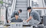 Schindler fabrica ascensores, fabrica escaleras mecánicas y barreras portuarias, pero se ve afectada por los menores pedidos en China