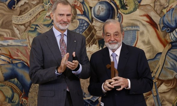 El Rey entrega el IX Premio Enrique V. Iglesias al desarrollo del Espacio Empresarial Iberoamericano a Carlos Slim 