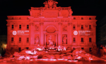 La Fontana di Trevi, Roma, iluminada de rojo en la anterior edición de la #RedWeek. (Foto de ACN)