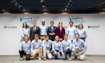 José Ignacio Goirigolzarri, presidente de CaixaBank; Jaume Masana, director de negocio de CaixaBank; y Maria Luisa Martínez, directora de comunicación y relaciones institucionales, junto al equipo del Sail Team BCN